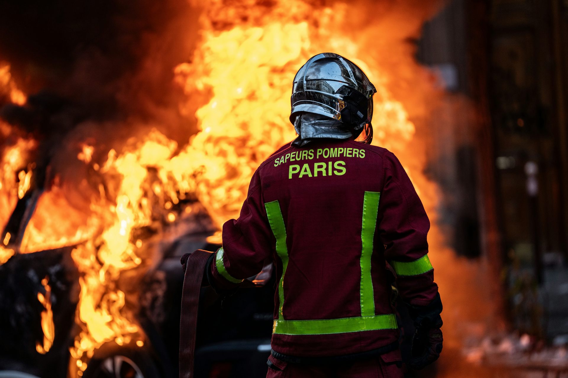 Un bomber davant de les flames.