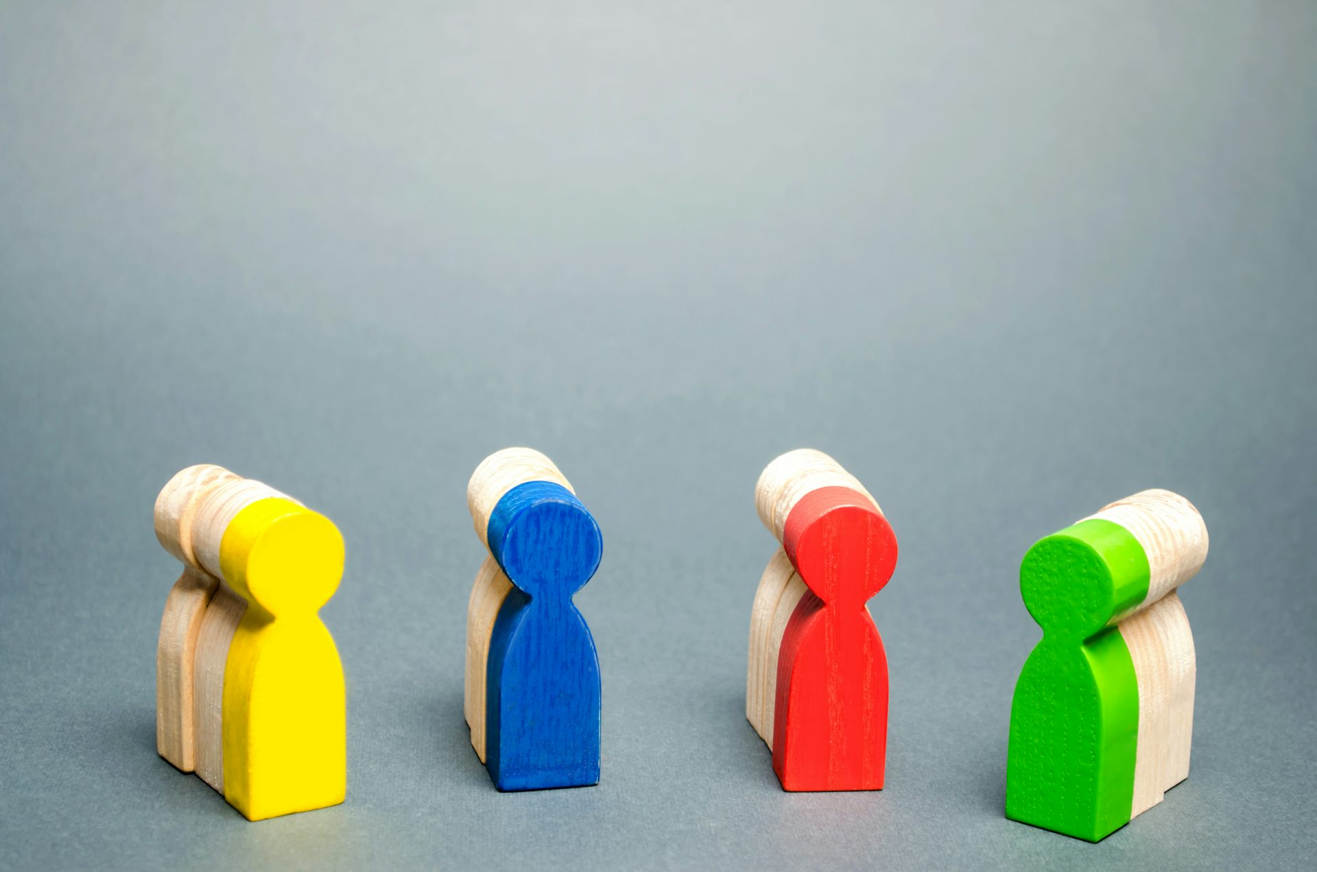 Figures de fusta de colors que semblen un cos humà.