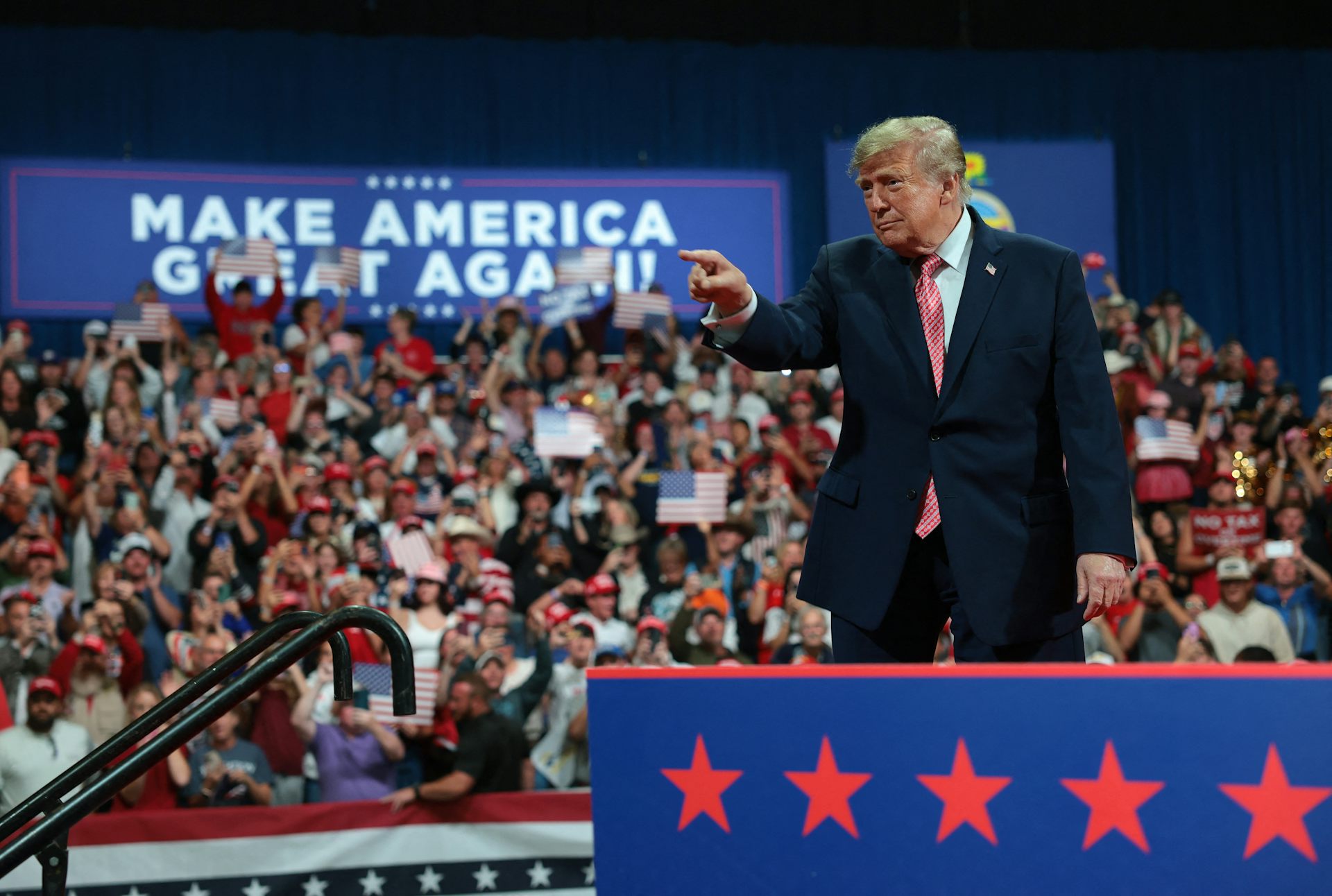« Si les démocrates gagnent, l’Amérique brûlera comme la France » : comment Trump instrumentalise la crise française
