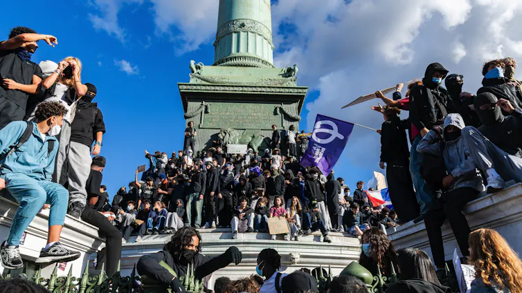 Alumnos de secundaria se manifiestan en París