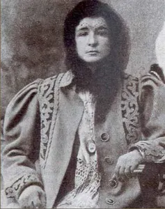 Retrato en blanco y negro de una mujer
