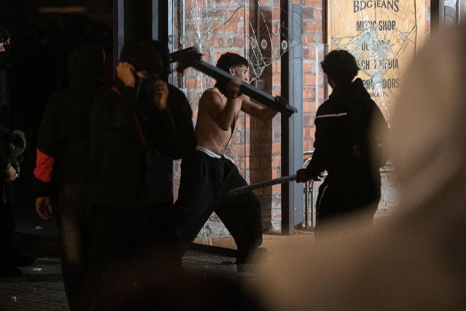 Dozens of students gathered on October 24 in Plaça Catalunya in Barcelona, looting shops and fighting police. RTVE