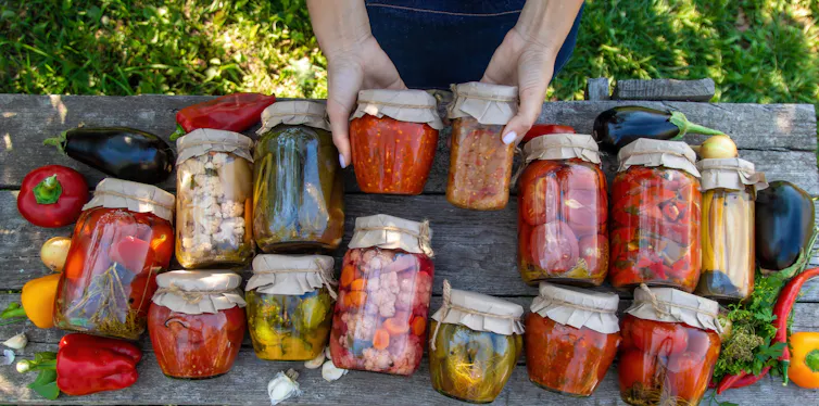 Photo de conserves de légumes faites maison.