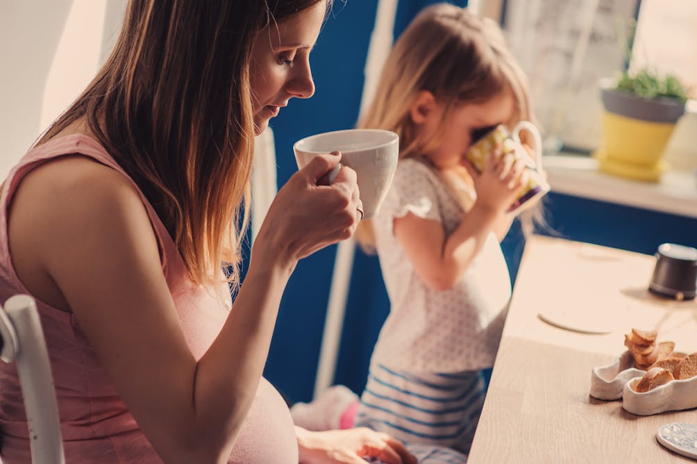Дочь пьет что делать. Мама пьет чай. Мама пьет кофе. Мама с дочкой пьют чай. Чаепитие для мамы и Дочки.
