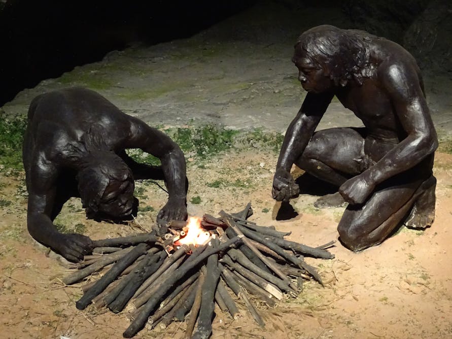 Огонь в древности. Абориген добывает огонь. Древние люди добывают огонь. Древние люди разжигают огонь.