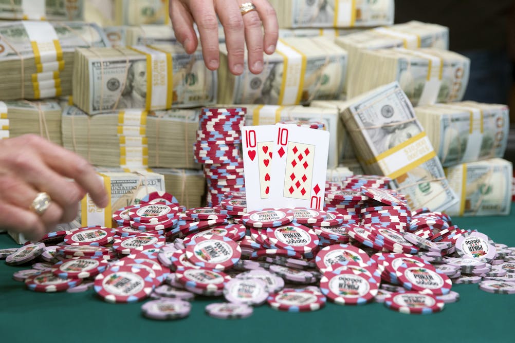 Игра выиграть деньги телефон игра. Выигрыш в казино. Казино на деньги. Покер на деньги. Выигрыш в Покер.