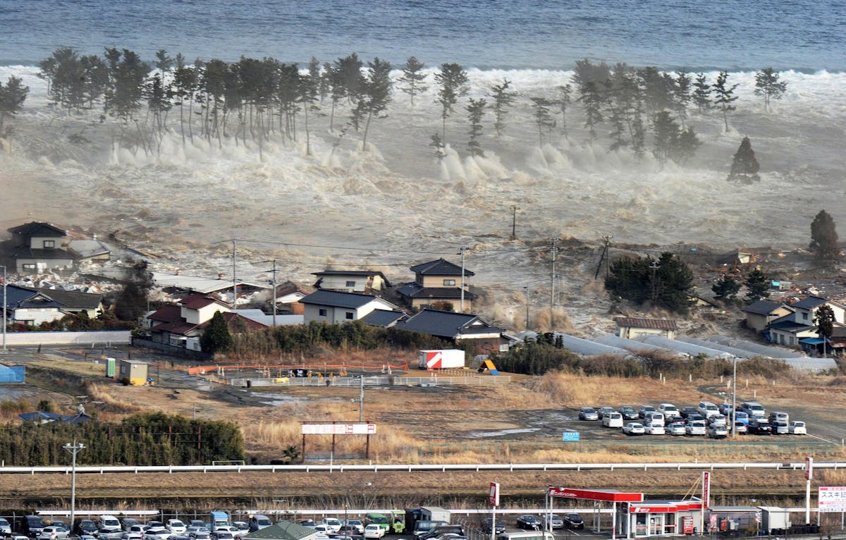 Цунами вызванные землетрясениями. ЦУНАМИ В Японии в 2011. Япония 2011 землетрясение и ЦУНАМИ.