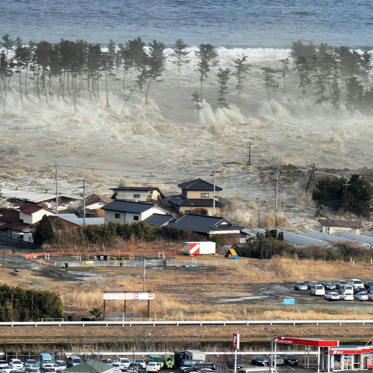 Землетрясение в 11 году. ЦУНАМИ В Японии в 2011. Япония 2011 землетрясение и ЦУНАМИ.