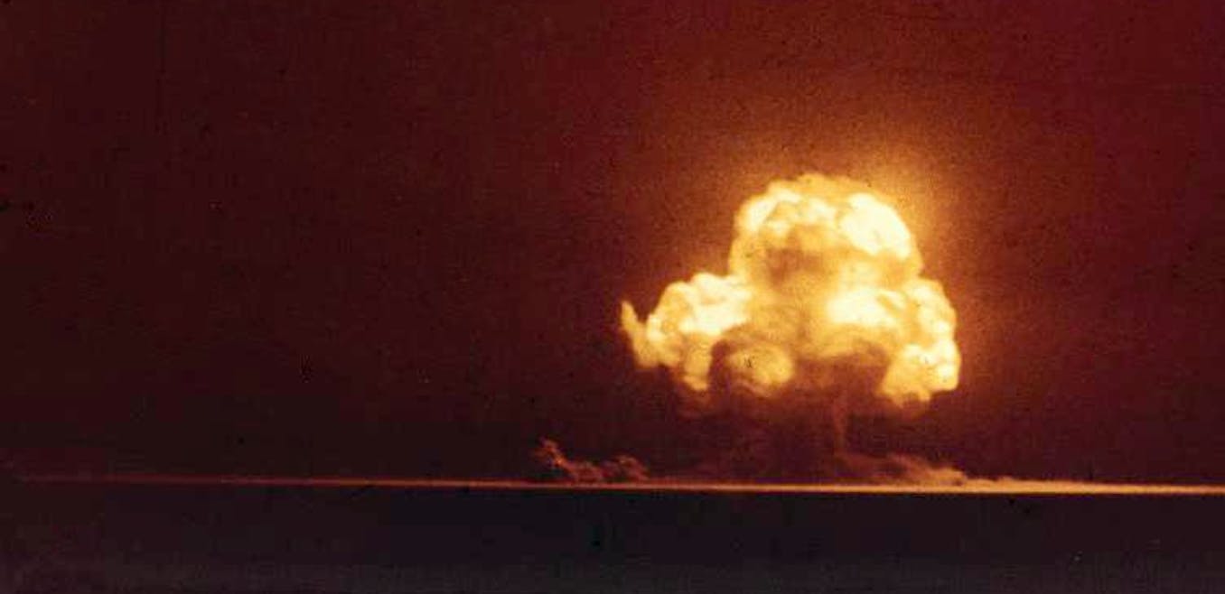 Мирный ядерный взрыв. Тринити испытание ядерного оружия. Взрыв первой ядерной бомбы в 1945. Испытание атомной бомбы в Нью Мексико. Тринити атомная бомба.