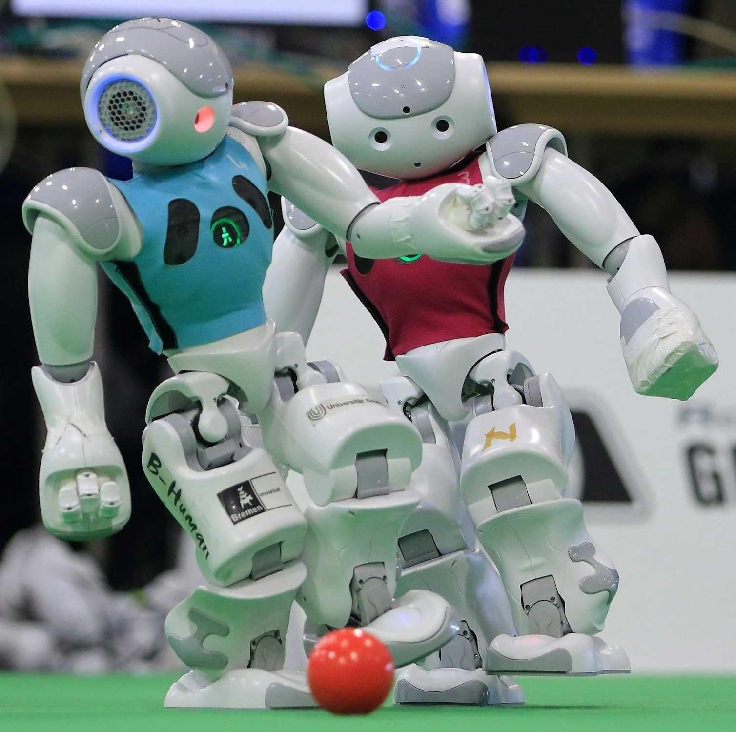 Роботы игроков игры. Робот "футболист". Спортивный робот. Соревнования роботов. Робот спортсмен.