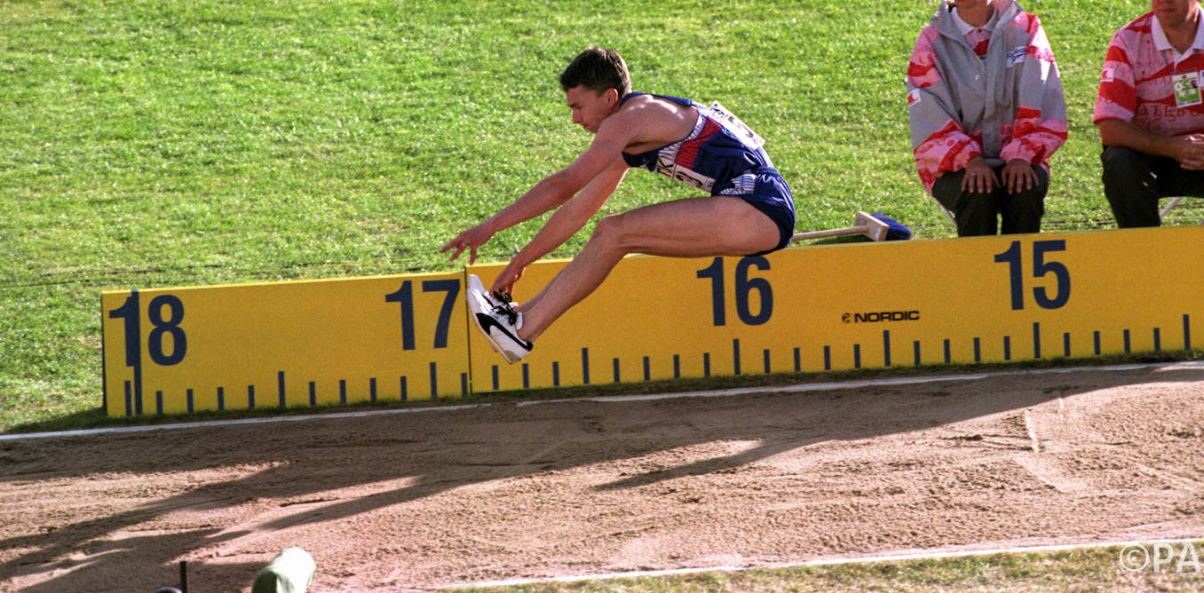 Тройной прыжок мужчины. Джонатан Эдвардс тройной прыжок. Тройной прыжок в легкой атлетике. Эдвардс мировой рекорд. Джонатан Эдвардс фото.