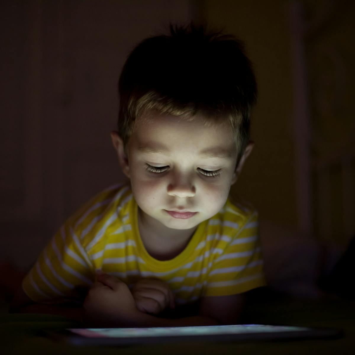 Limit Electronics and Screen Time Before Bed