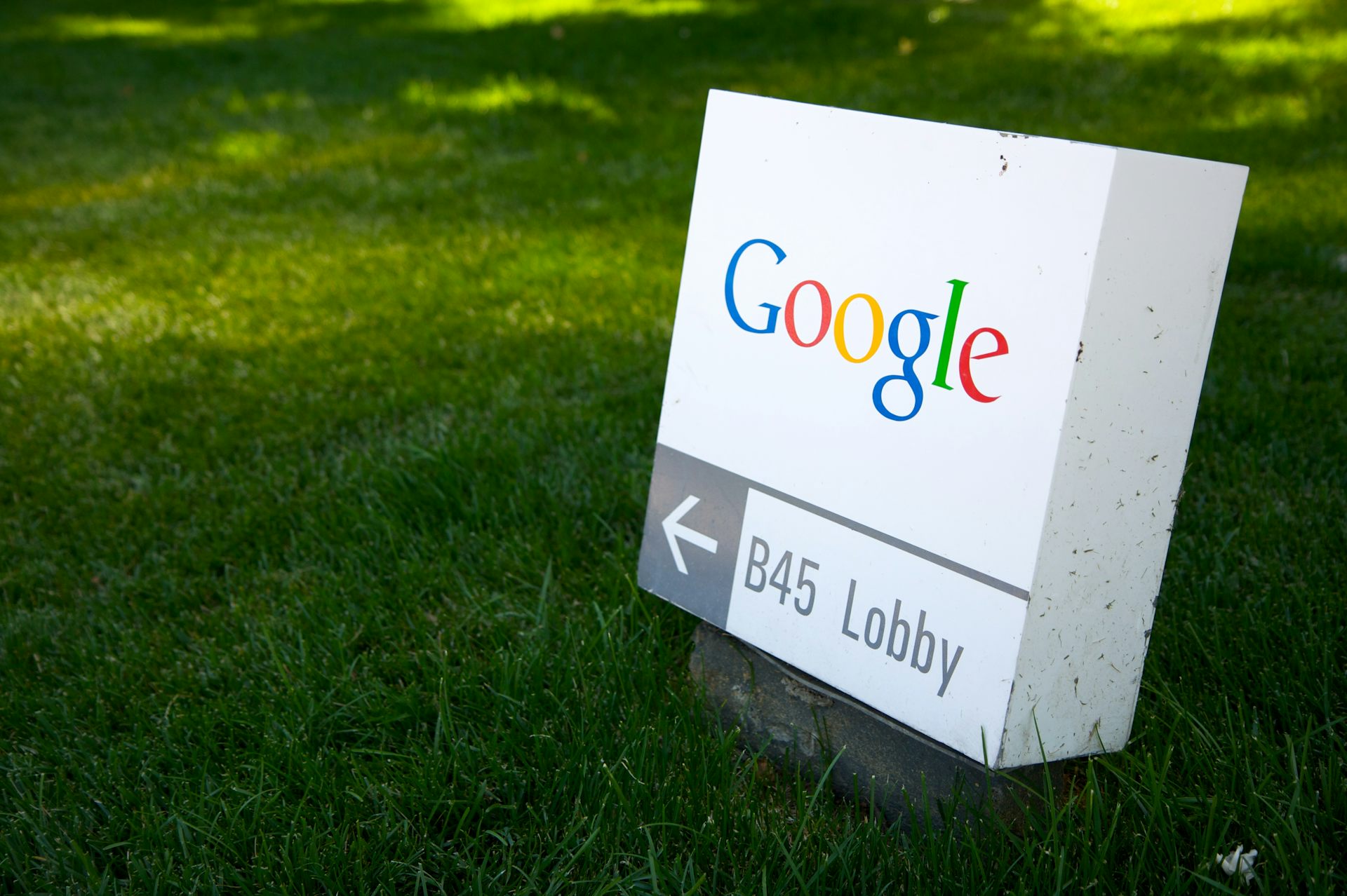 Why Did Google’s Logo Rollout Go More Smoothly Than Yahoo’s?