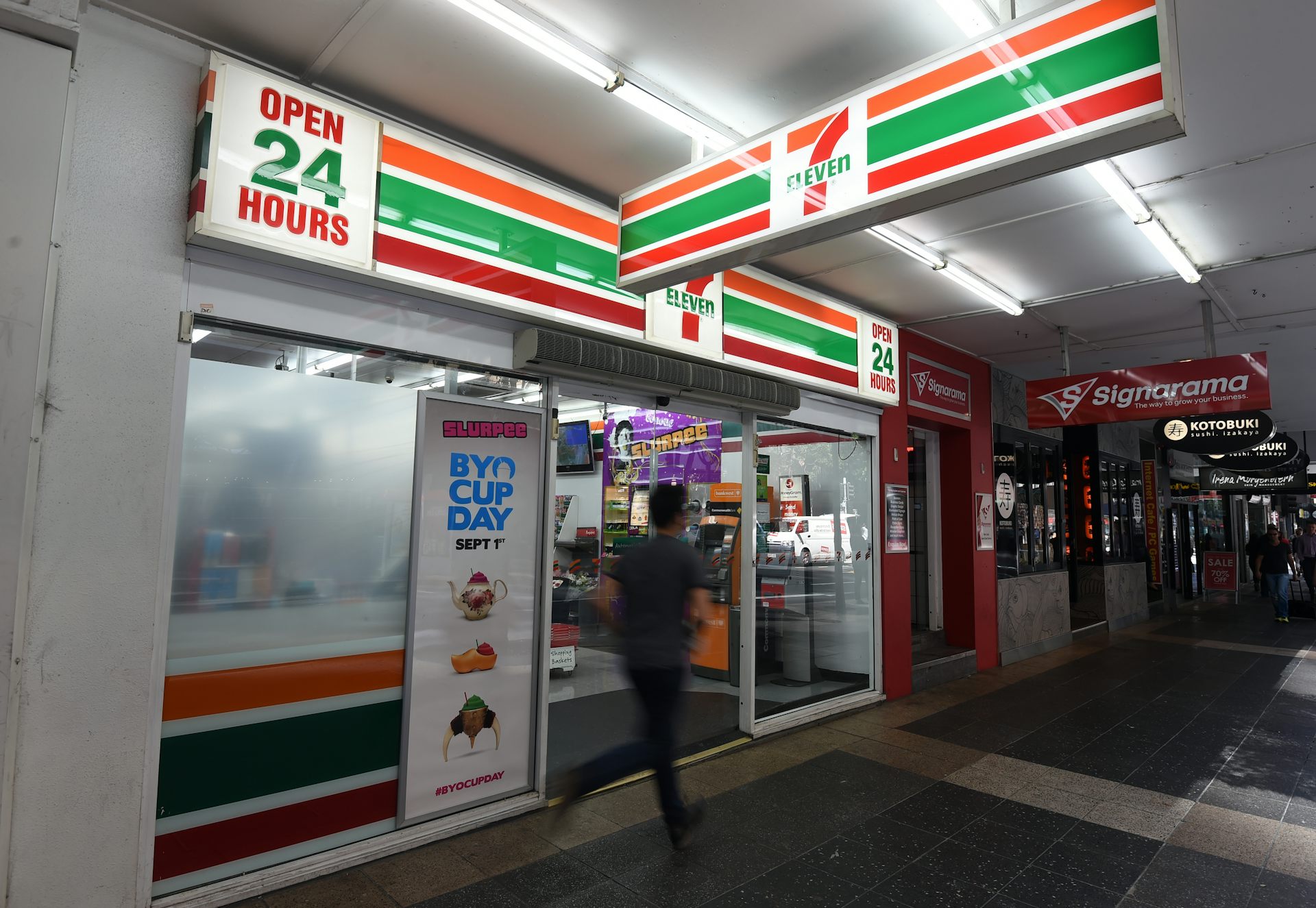 11 11 store. Seven Eleven сеть. Seven Eleven Китай. Seven Eleven в России. Севен Элевен внутри.