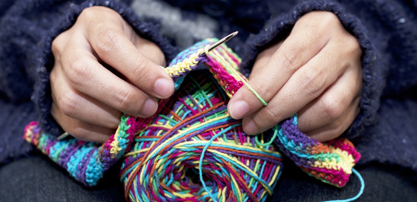 Knitting hands. Вязание. Вяжем спицами для женщин. Креативное яркое вязание. Вязание это искусство.