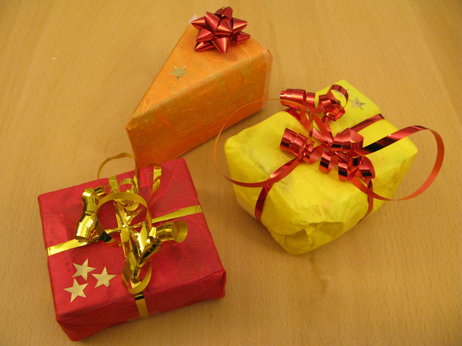 Ethics of accepting suppliers’ gifts in the business v medical world