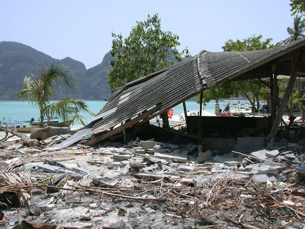 Землетрясение в тайланде новости. ЦУНАМИ Филиппины 2004. Землетрясение Пхукет 2004.