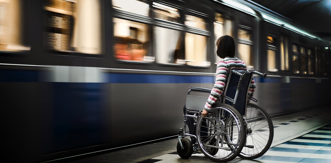 Возможностями в полной мере. Транспорт для инвалидов. Инвалиды на коляске в метро. Транспорт для людей с ограниченными возможностями. Инвалид фотосток.