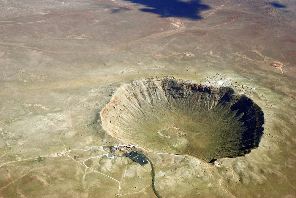 Самый большой кратер на планете. Кратер Бэрринджер. Кратер Бэрринджера в Аризоне. Метеоритный кратер Бэрринджер-Метеор-Крейтер. Кратер Вредефорт.